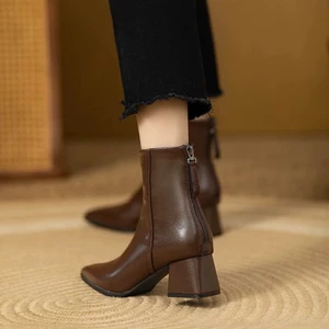 Bốt nữ ngắn, mũi nhọn, gót dày, bốt ôm, bốt Chelsea da mềm, bốt cao gót ngắn cho nữ