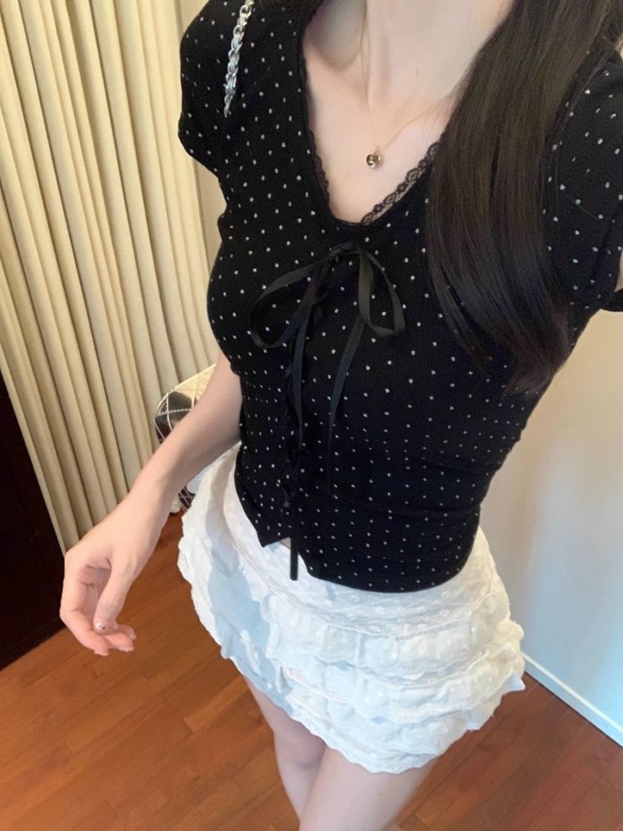 Áo thun đen ôm vừa vặn chấm bi in họa tiết cổ điển có ren cổ chữ V ngắn tay mùa hè phong cách mớ