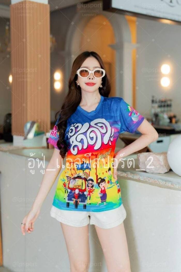 Áo thun Songkran họa tiết xanh nổi bật, sản xuất tại Thái Lan.