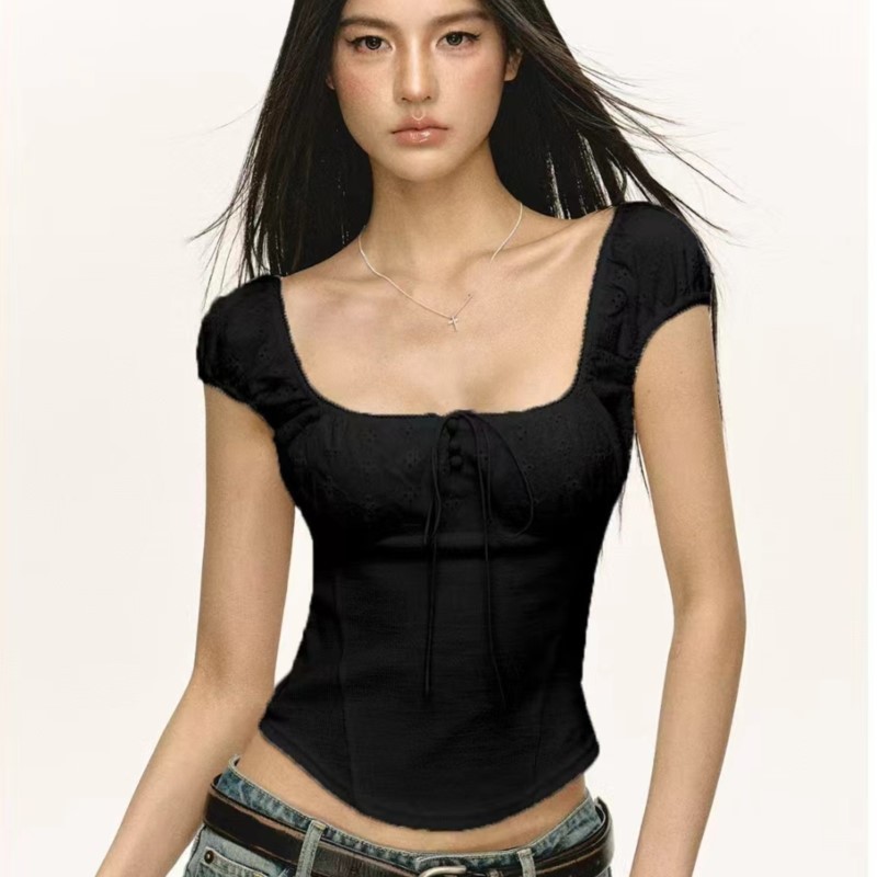 Áo sơ mi nữ thiết kế slim-fit cổ vuông, phù hợp mùa hè