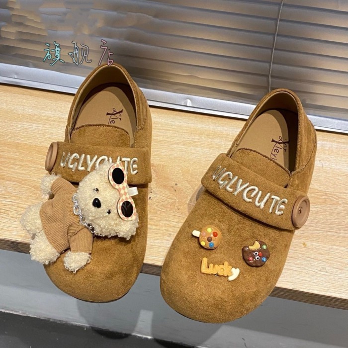 Giày Birkenstock cho nữ, áo khoác ngoài đế mềm mùa thu, guốc hoạt hình Baotou, dép lê đế phẳng thôn