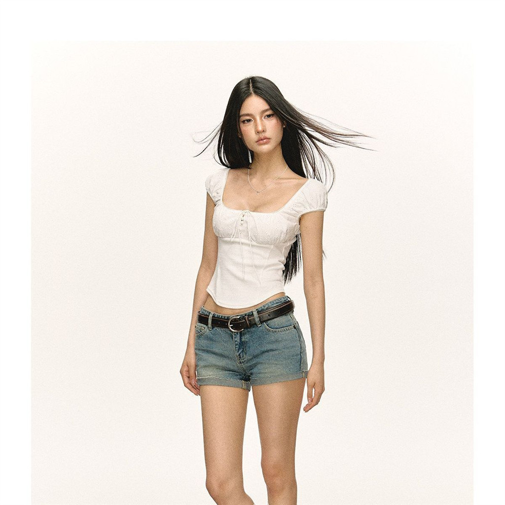 Áo sơ mi nữ thiết kế slim-fit cổ vuông, phù hợp mùa hè
