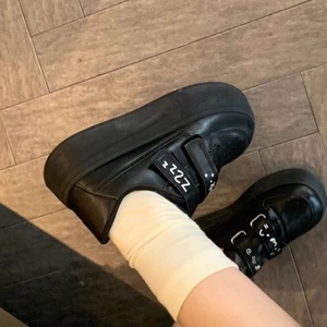 Giày bánh mì đen cho nữ, giày Velcro trắng đơn giản, giày thể thao đa năng cho học sinh