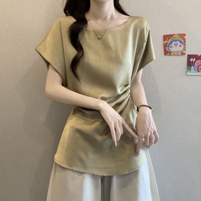 Áo sơ mi tay ngắn chất liệu acetate satin, vai trước tay bay nhỏ, phù hợp mùa hè