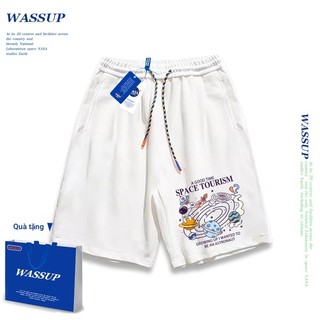 Thương hiệu WASSUP Đồng thương hiệu 2024 Quần short dáng rộng Unisex phong cách mới, sử dụng chất liệu Cotton Co giãn dày, thích hợp cho quần short hợp thời trang mùa hè, chống mài mòn, dễ dàng kết hợp, thoáng khí thoải mái, tận hưởng thời gian mát mẻ!