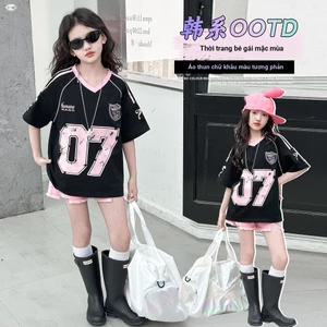 Áo thun ngắn tay cổ chữ V cho bé gái Mùa hè 2026 Phong cách mới dành cho trẻ em Phong cách thể thao kỹ thuật số in hàng đầu