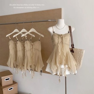 Camisole voan ren xù cổ chữ V họa tiết cánh hoa tươi mát, chất liệu mỏng nhẹ
