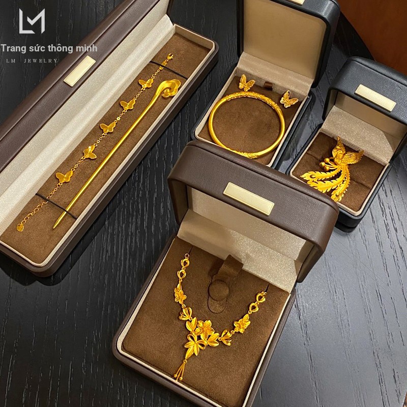 Cổ và vòng tay kim loại giả vàng phong cách truyền thống, họa tiết cỏ xoắn, phù hợp đám cưới