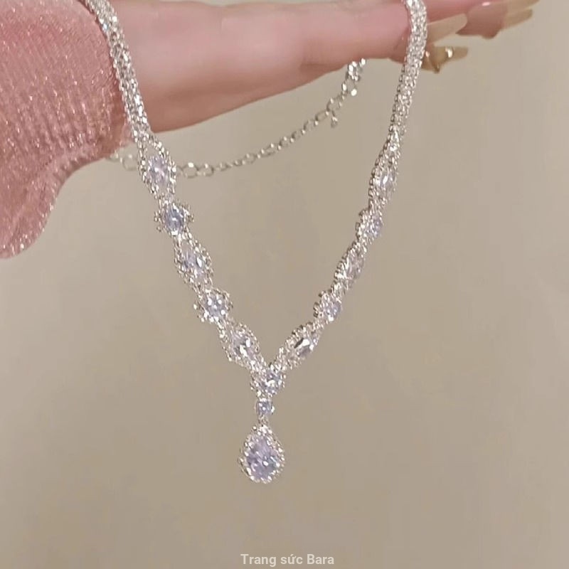 Vòng cổ kim cương lấp lánh với tua rua, thiết kế sang trọng và phù hợp làm choker