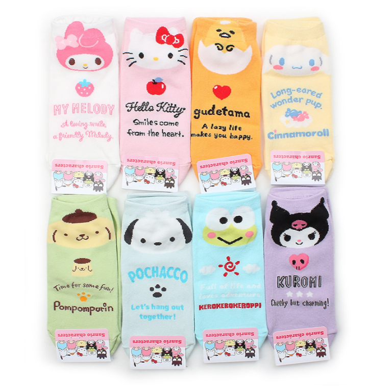 Tất thể thao Sanrio với họa tiết Dalgona và các nhân vật yêu thích như Kitty, Kuromi, Pompompurin, Pochacco, và Cinnamoroll