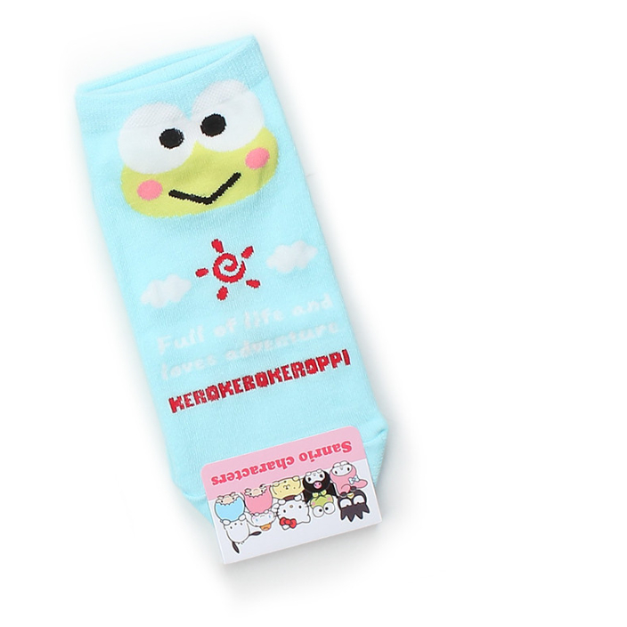 Tất thể thao Sanrio với họa tiết Dalgona và các nhân vật yêu thích như Kitty, Kuromi, Pompompurin, Pochacco, và Cinnamoroll