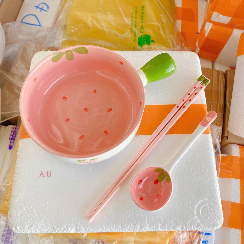 Bát Sứ Dâu Tây Kèm Đũa + Thìa Siêu Xinh