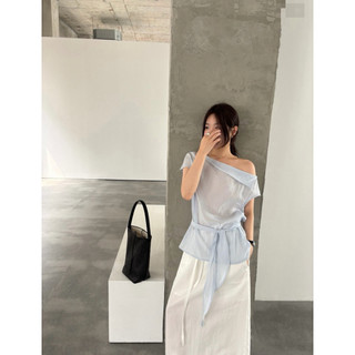 𝙉𝙐𝙇𝙇 𝙏𝙊𝙋 - Áo Linen Lệch Vai Kèm Dây Buộc