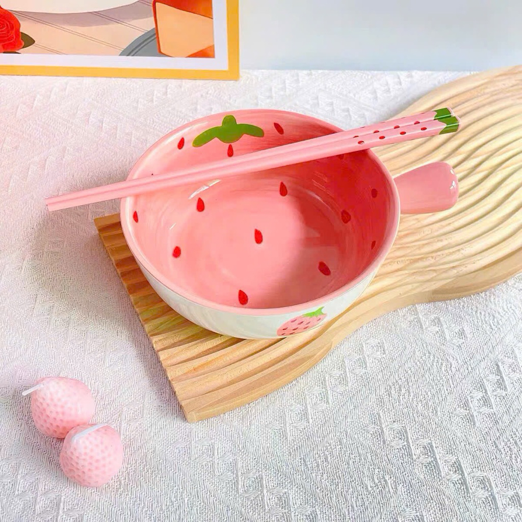Bát Sứ Dâu Tây Kèm Đũa + Thìa Siêu Xinh