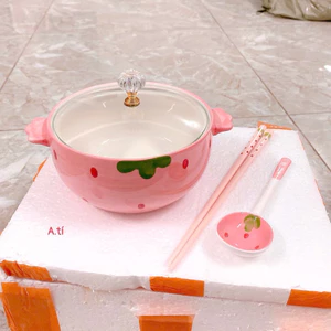 Tô sứ dâu kèm nắp kính + muỗng + đũa siêu xinh – vừa dùng vừa decor