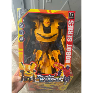 Bộ đồ chơi Robot biến hình thành ô tô siêu ngầu (mẫu màu Vàng Bumblebee huyền thoại) cực kỳ ăn khách.