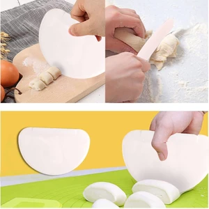 Dụng cụ làm bánh mì nhà bếp với thìa nhựa và xẻng