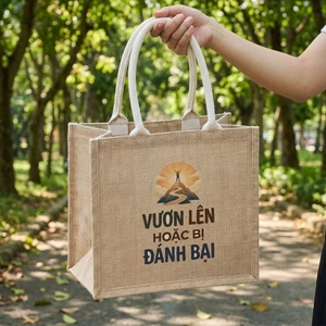 Túi tote vải đay in chữ 'Vươn lên hoặc bị đánh bại' - quà tặng động lực mạnh mẽ a-tdayc0028