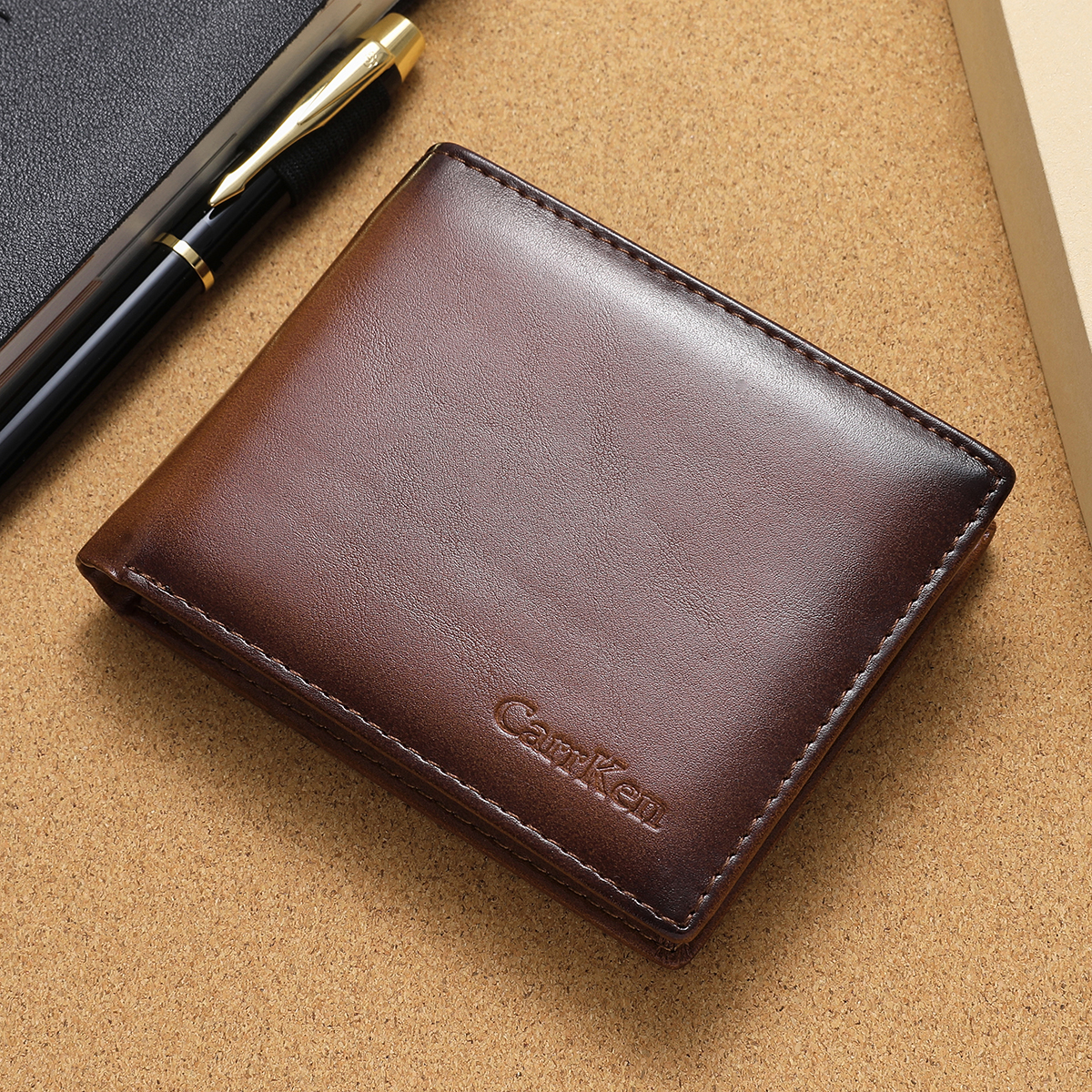Ví Da Nam CarrKen Ngắn Cao Cấp Dập Nổi Chữ Cái - Màu Trơn Tối Giản Bifold Nhiều Khe Đựng Thẻ Tín Dụng
