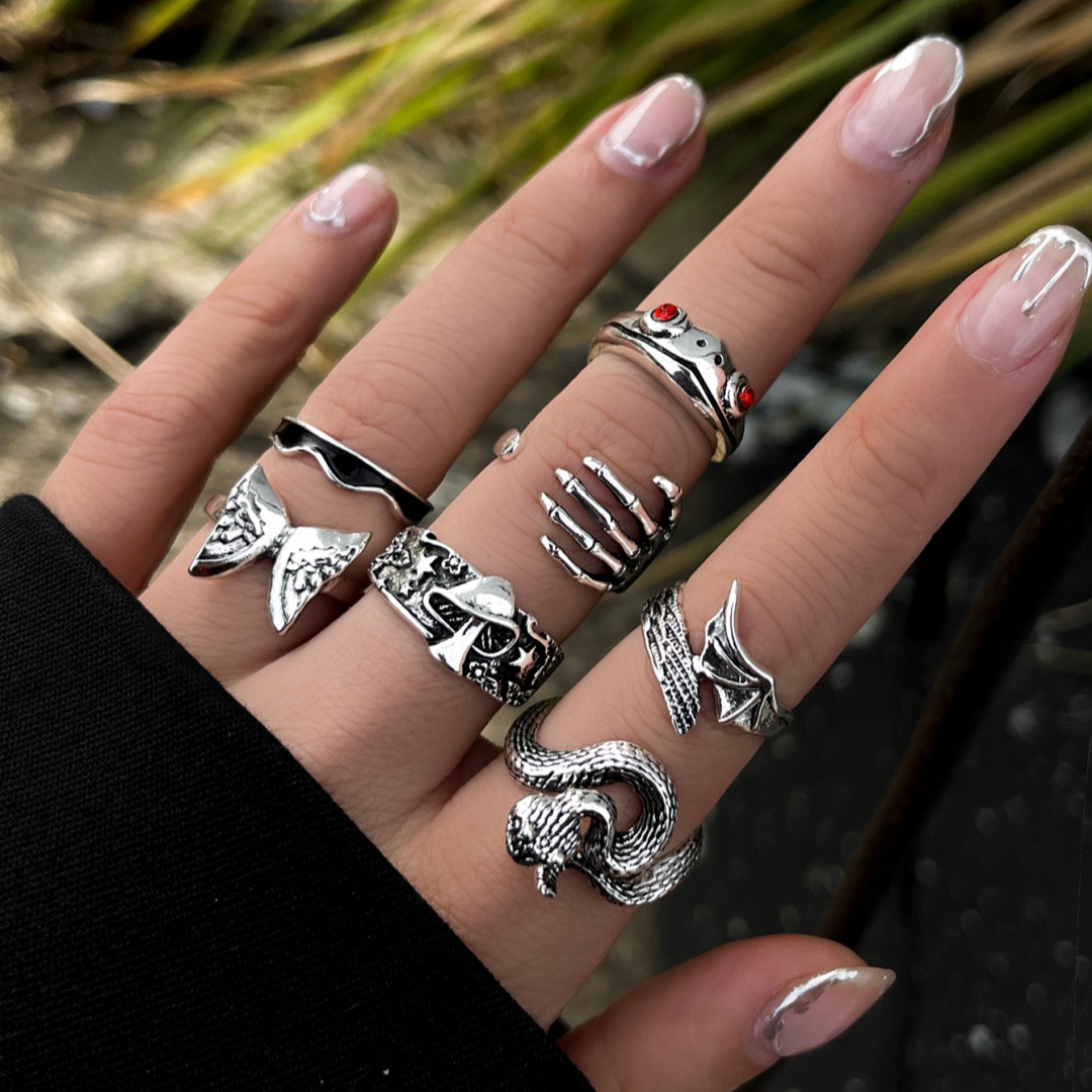 Bộ 7 chiếc nhẫn kiểu gothic tối màu, phong cách cổ điển, gồm nhẫn rắn, nhẫn đầu lâu, dơi, nấm độc, thiết kế chủ đề Halloween, bộ nhẫn xếp chồng đa lớp, phù hợp unisex, lý tưởng để dự tiệc, du lịch hoặc làm quà tặng.