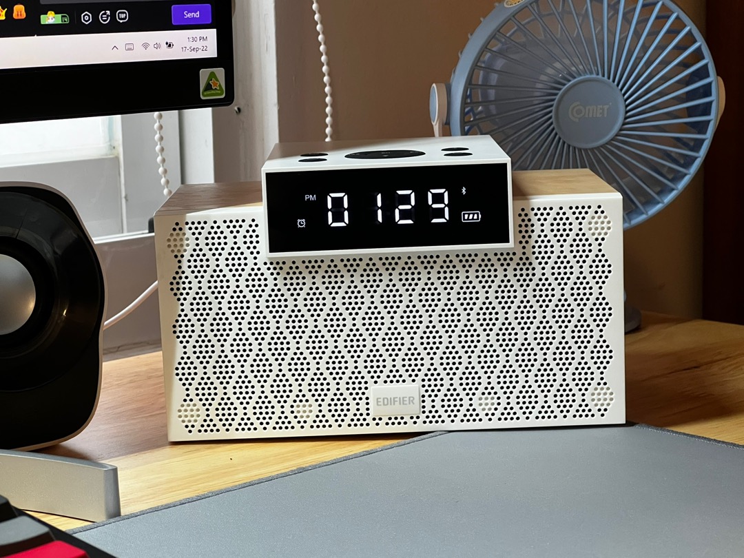 Loa EDIFIER MP260 trên bàn