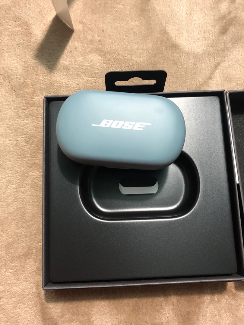 Bose QuietComfort Earbuds trong hộp sạc