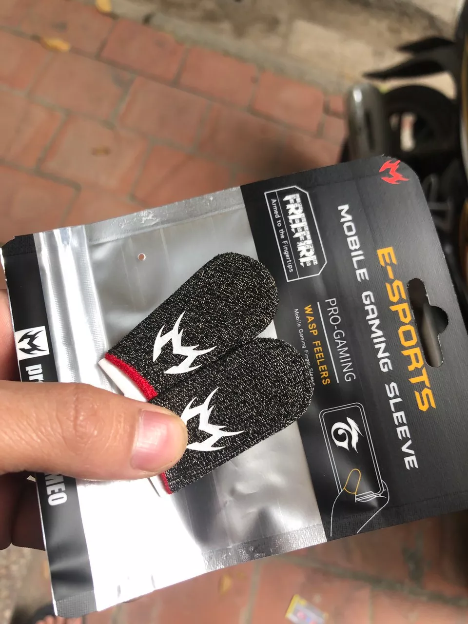 Bao tay MEMO V3 dùng khi chơi game mobile