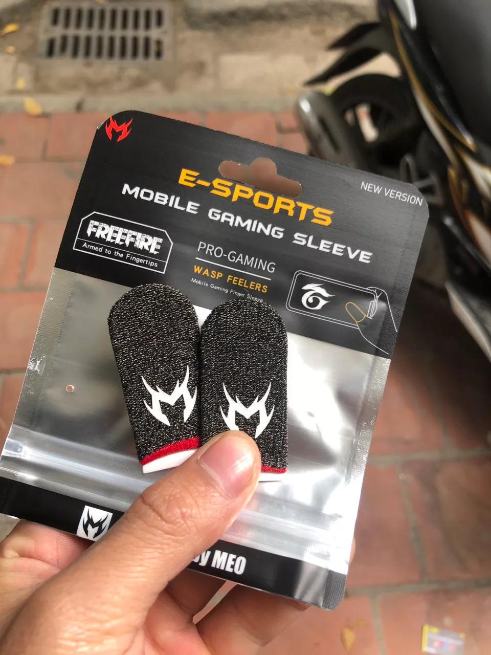 Chi tiết chất liệu sợi carbon của bao tay MEMO V3