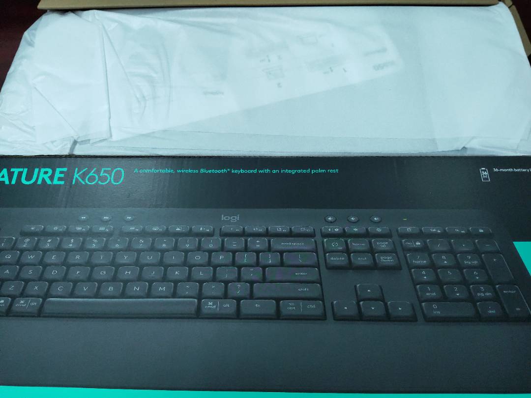 Logitech Signature K650 trên bàn làm việc