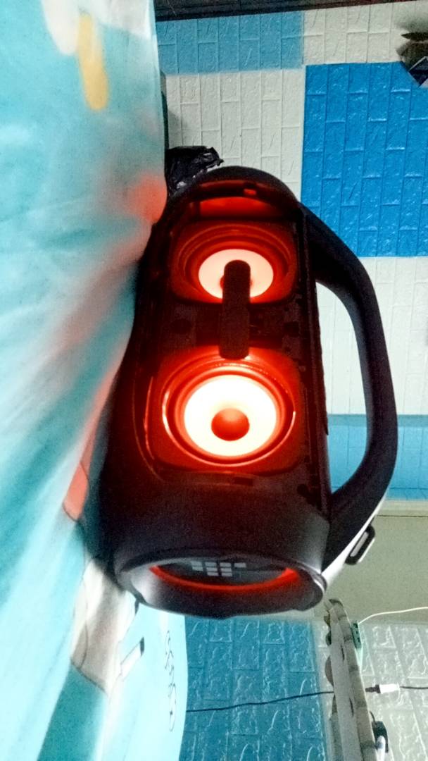 Loa Tronsmart BANG SE với đèn LED