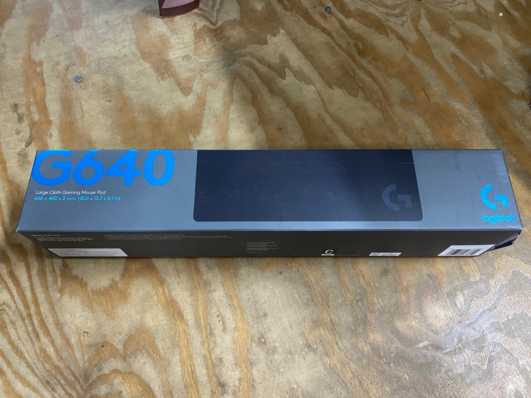 Bàn di chuột Logitech G640 trên mặt bàn