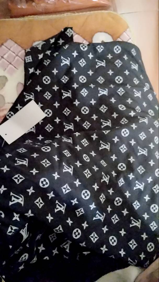 Áo Thun LV In Logo Chất Cotton Nam Nữ