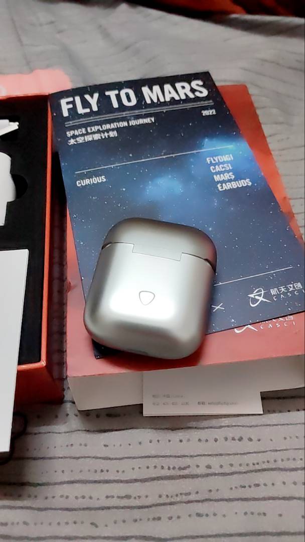 Kén sạc Fly To Mars đi kèm tai nghe