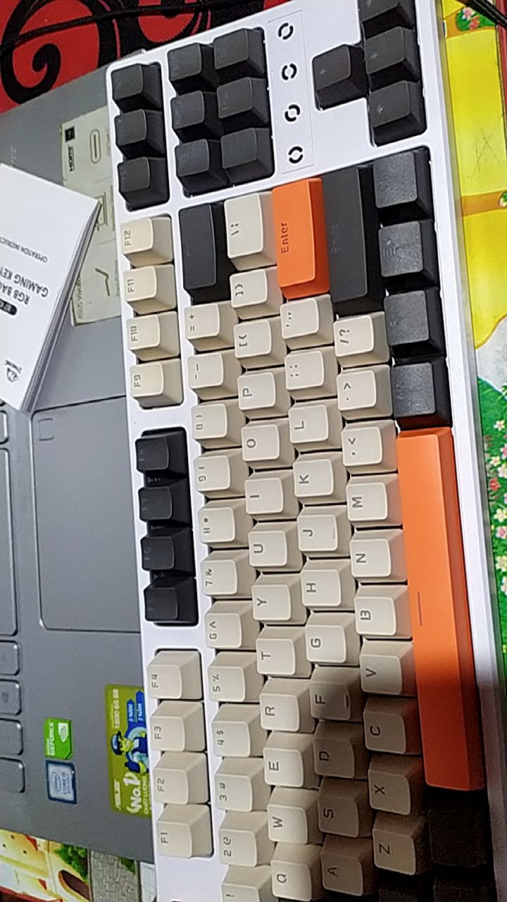 K87 Ziyou với keycap phối màu
