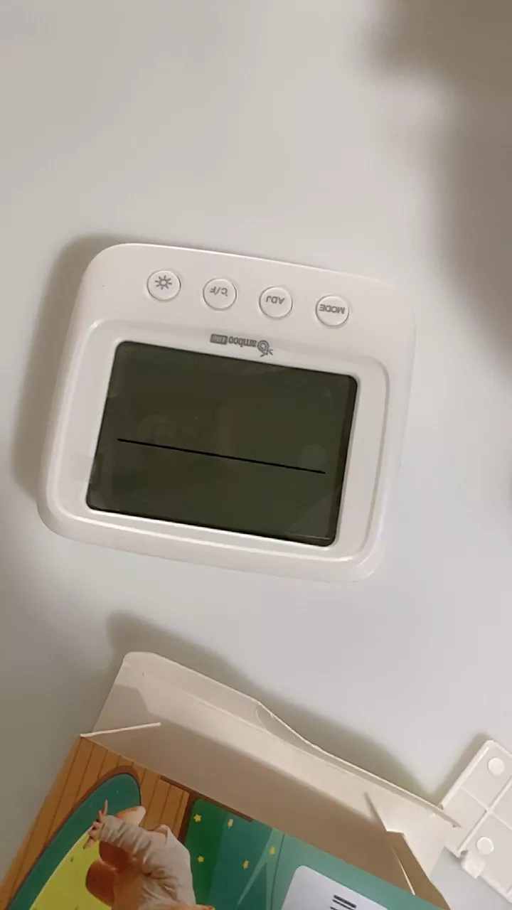 Nhiệt ẩm kế Bamboo Life treo tường trong phòng ngủ