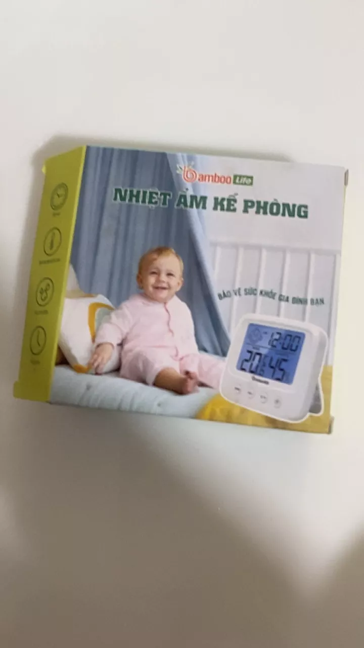 Nhiệt ẩm kế điện tử Bamboo Life đặt trên bàn