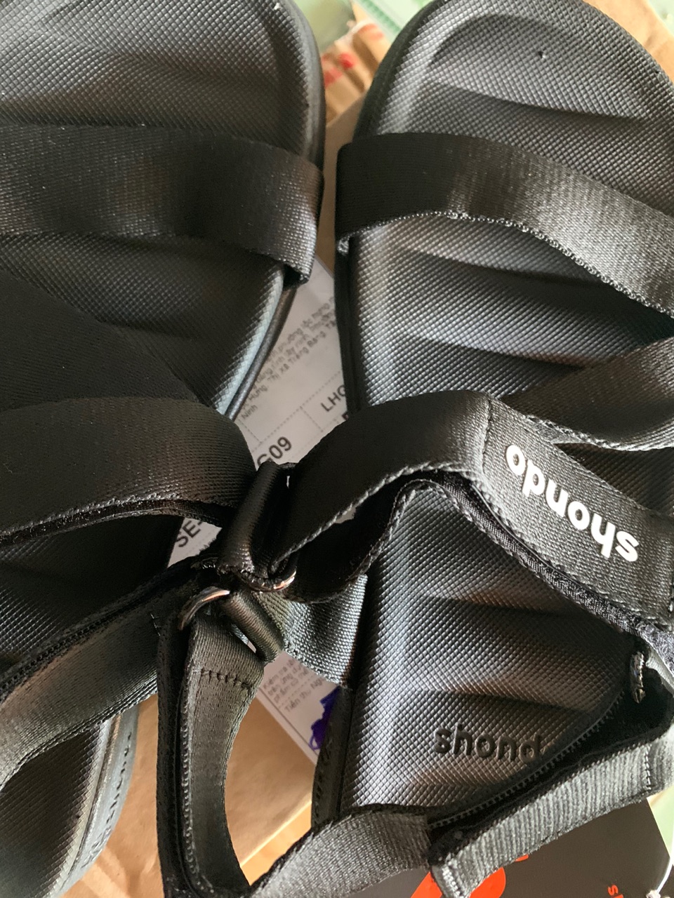 Giày sandals Shondo màu đen nhìn từ bên ngoài