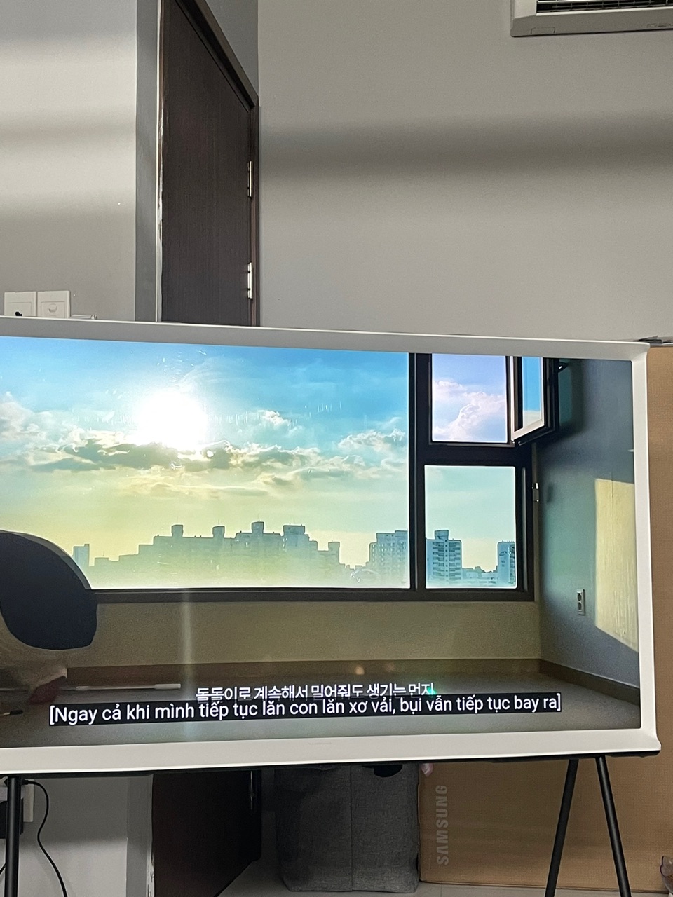Thiết kế và chân đế Samsung The Serif