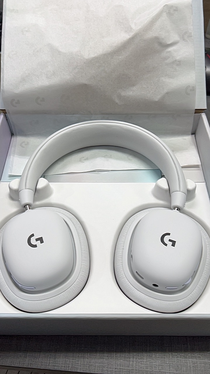 Thiết kế tai nghe Logitech G735