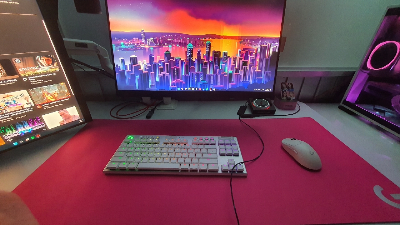 Bàn di chuột gaming Logitech G840 XL trên bàn làm việc