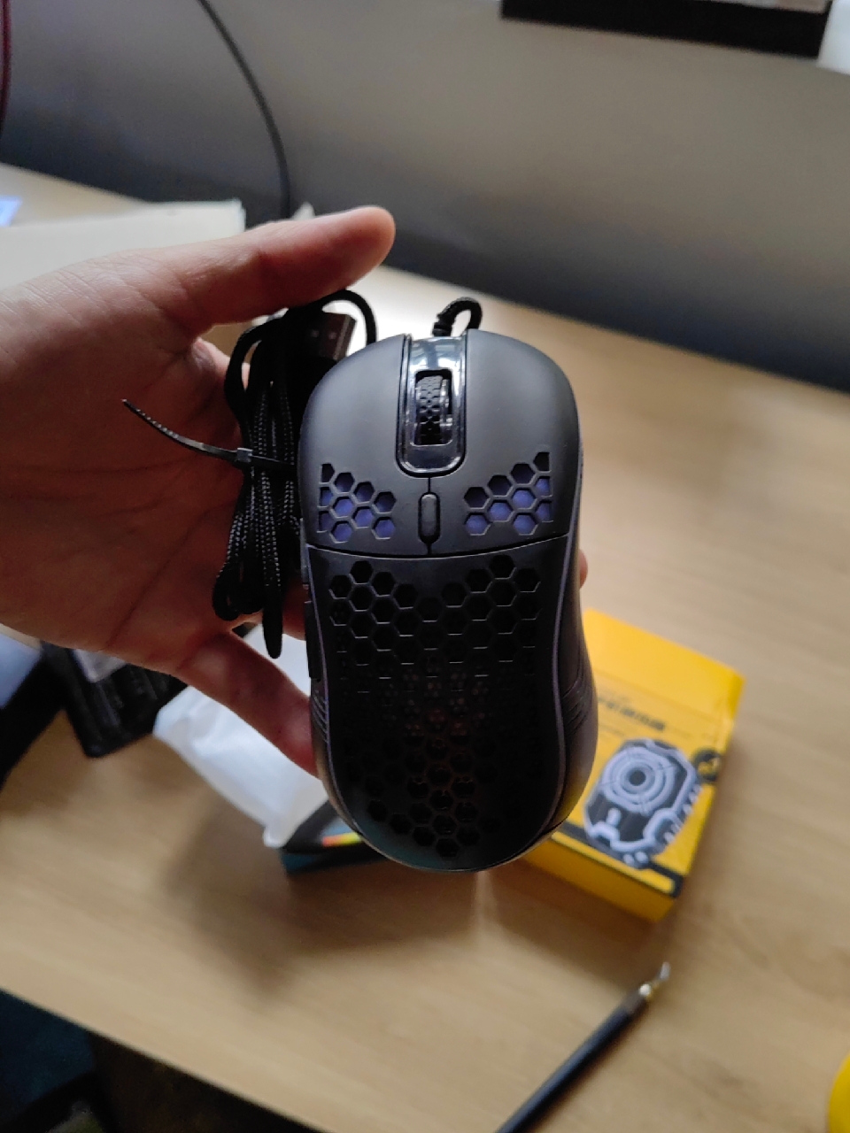 Gamwing GM86 với đèn LED 7 màu