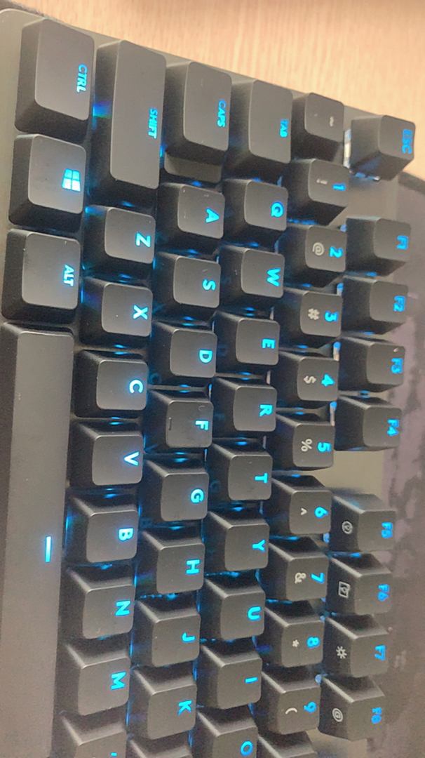 Khung và cổng USB của Logitech G512