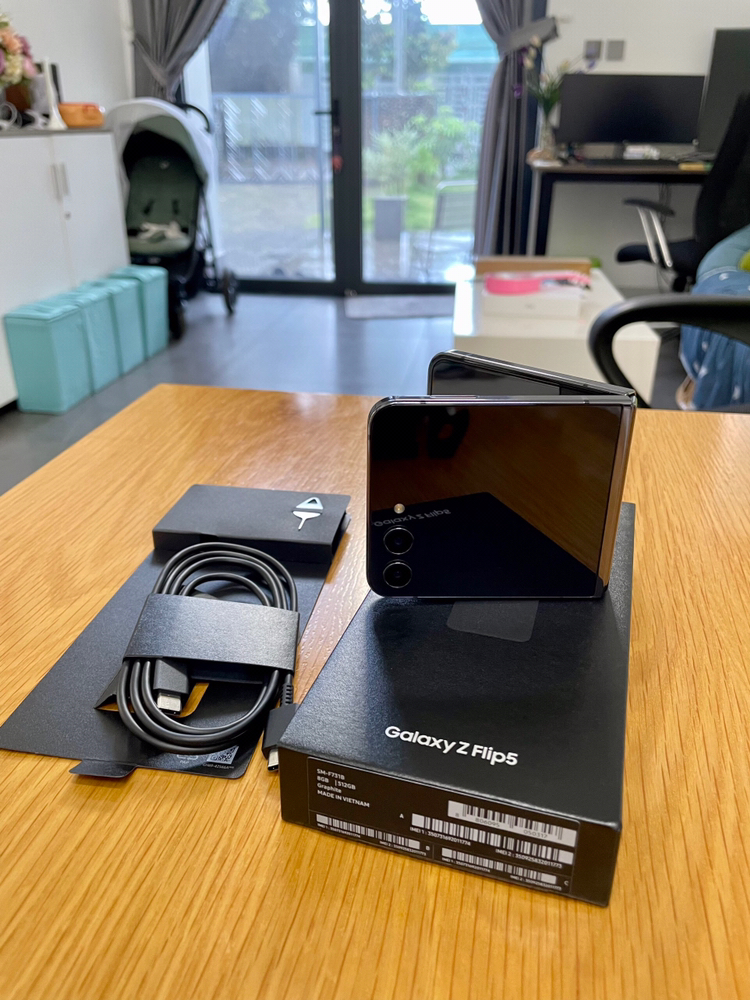 Cổng USB-C trên Samsung Galaxy Z Flip5