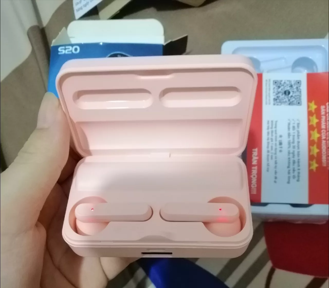 Tai nghe Bluetooth không dây S20 - dock sạc đi kèm