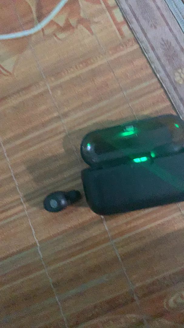 Bộ sản phẩm tai nghe KY8 Ultra Max gồm dock sạc và dây type-C