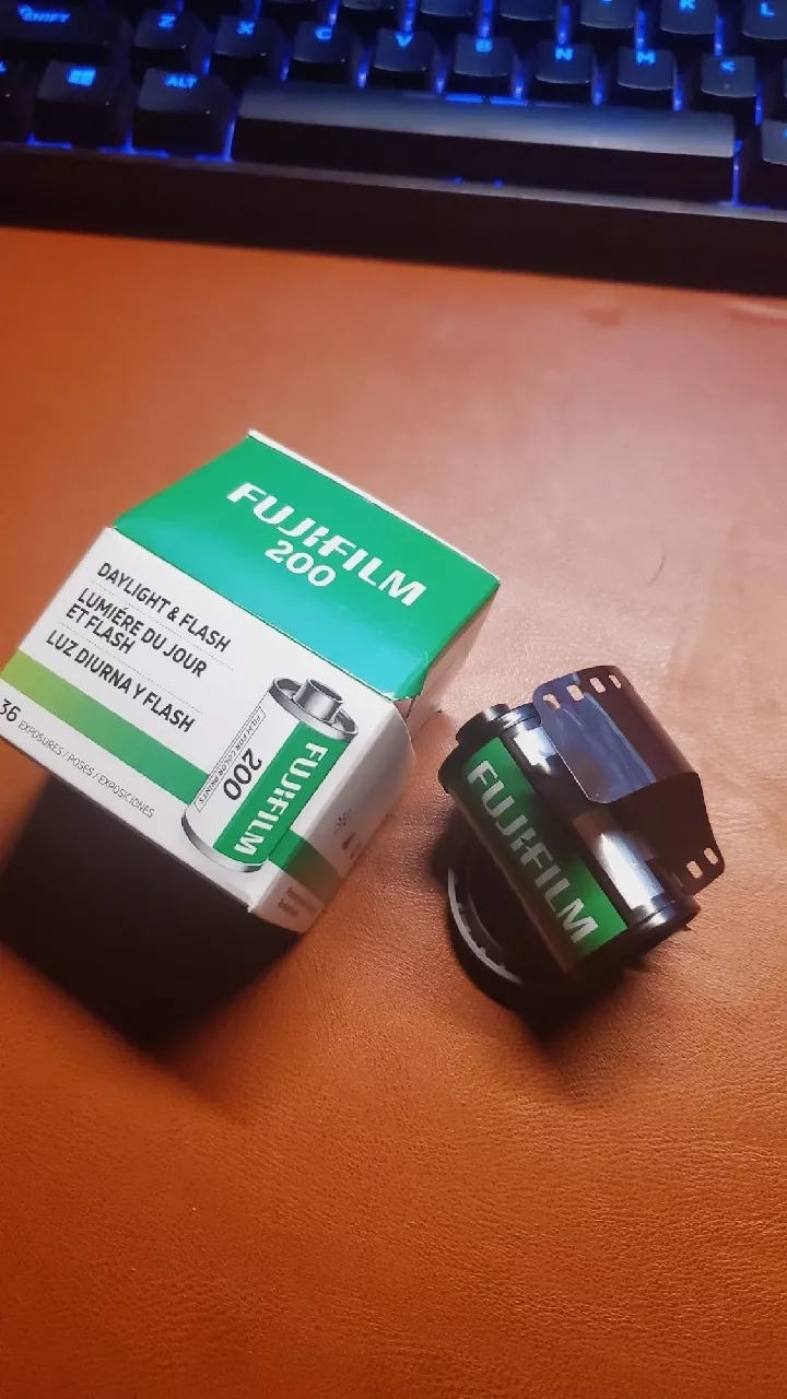 Film chụp ảnh Lucky 200 tráng C41