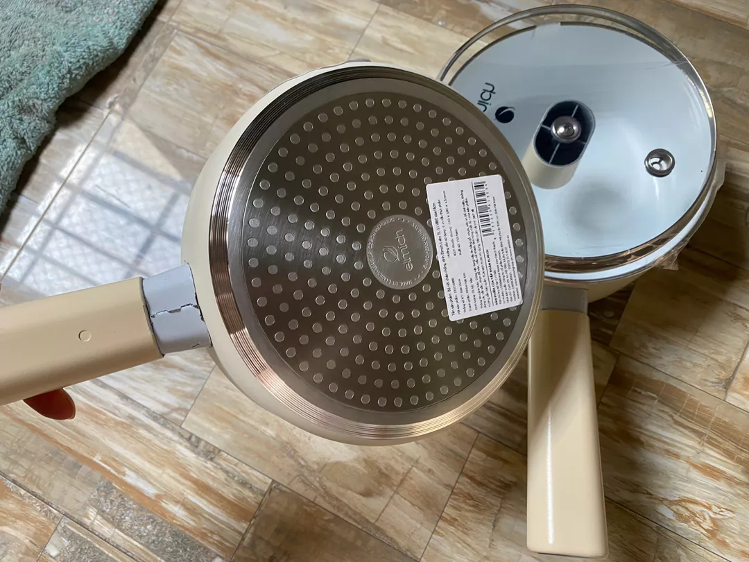 Tay cầm và vung phẳng