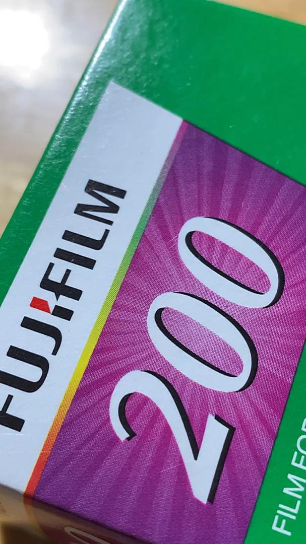 Film Fujicolor 200 loại hộp lẻ kèm hủ nhựa bảo quản