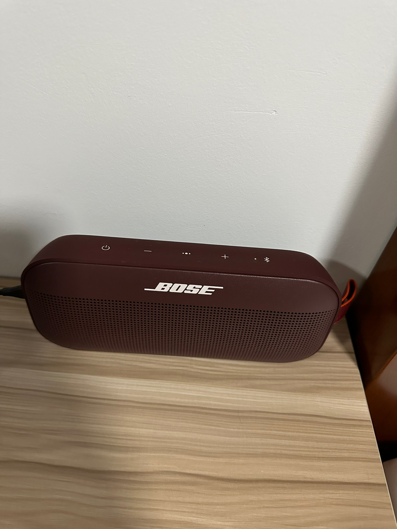Loa Bose SoundLink Flex với quai đeo
