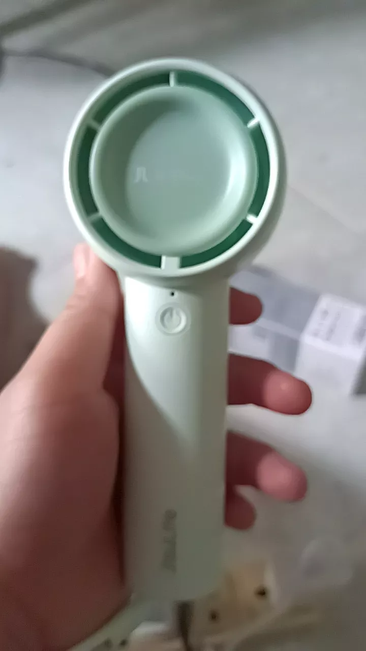 Quạt cầm tay màu trắng